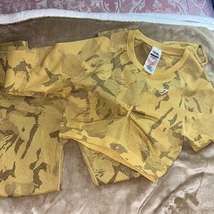 Gymshark Set Scrunch Butt Lift Leggings and Long Sleeve Crop Top Yellow Camo